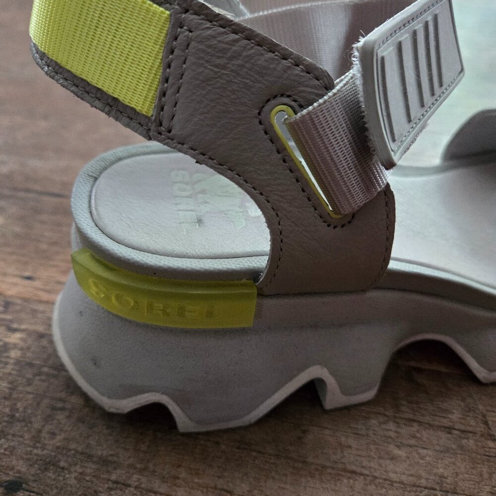Wedge sandal.
